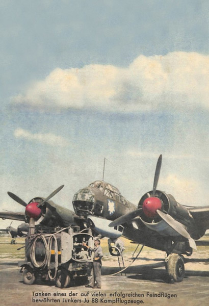 Blechschild Flugzeug Junkers JU 88 beim tanken - 20x30 cm