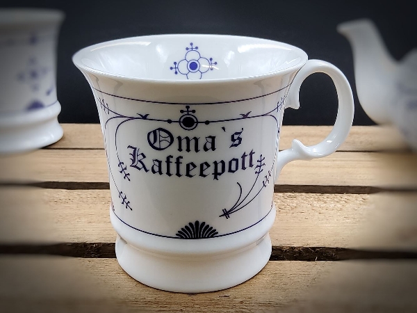 Porzellanbecher mit feinen indisch blauen Mustern und Schrift im traditionellen Stil