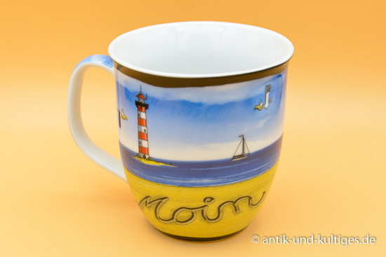 Lustiger Hösti Becher „Moin“ mit Robbe, Möwe und Wattwurm im Cartoon‑Stil vor Leuchtturm