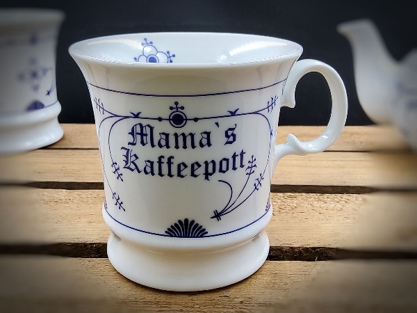 Kaffeetasse „Mamas Kaffeepott“ mit indisch blauem Schriftmotiv und ornamentalen Verzierungen