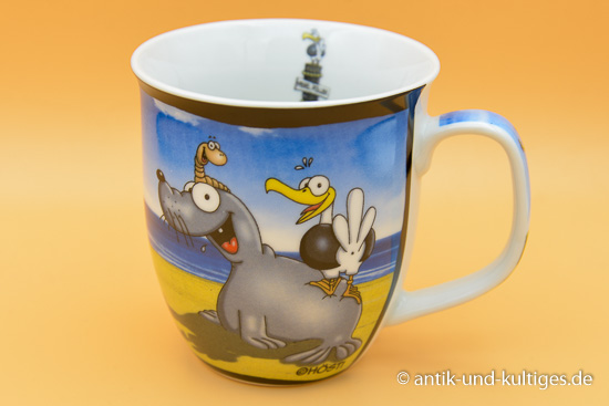 Kaffeebecher „Moin“ von Hösti, maritimes Cartoon‑Motiv mit Robbe, Möwe, Wattwurm und Leuchtturm