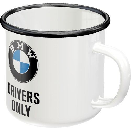Nostalgic‑Art Emaille‑Becher mit BMW Drivers Only Motiv, leicht und langlebig.