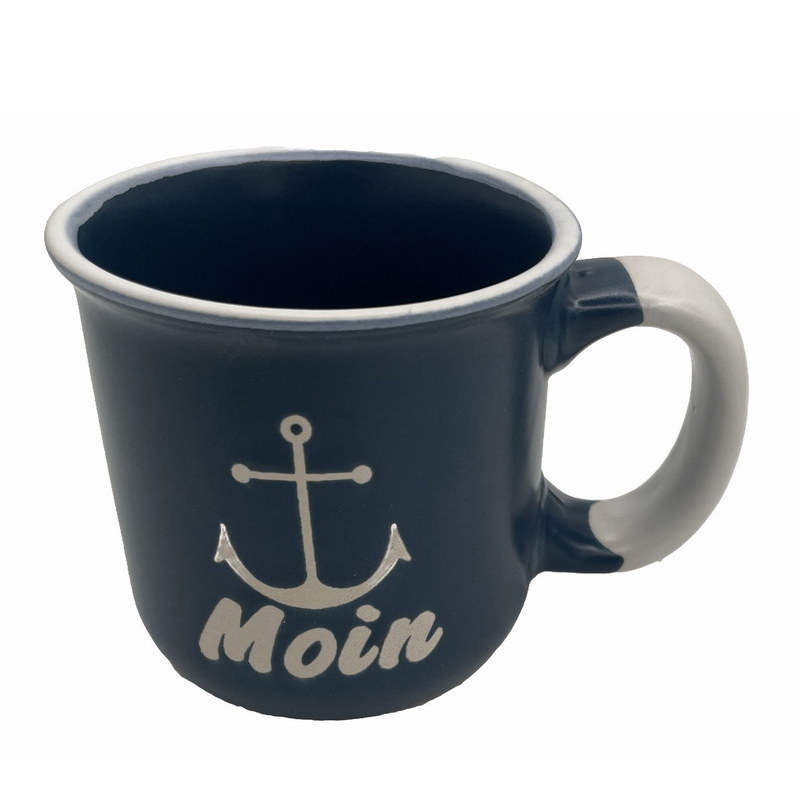 Blauer Keramikbecher mit weißem Anker und weißem Schriftzug im maritimen Stil