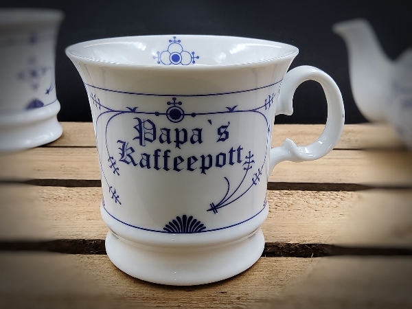 Papas elegante Tasse aus Porzellan mit indisch blauer Verzierung und Schrift in klassischer Optik