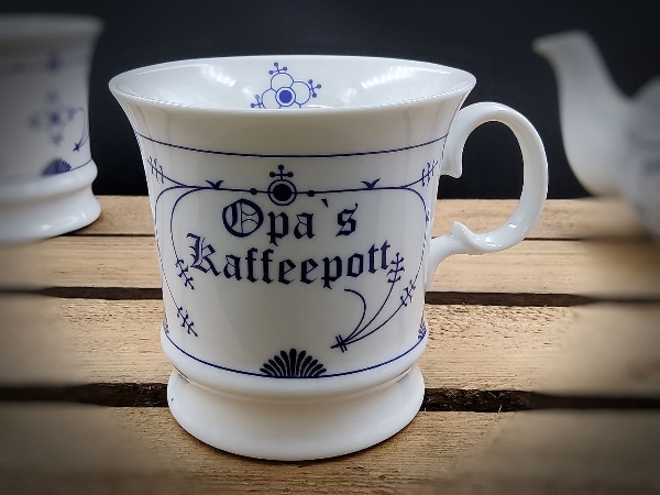 Opas Porzellanbecher mit feinen indisch blauen Mustern und Schrift im traditionellen Stil