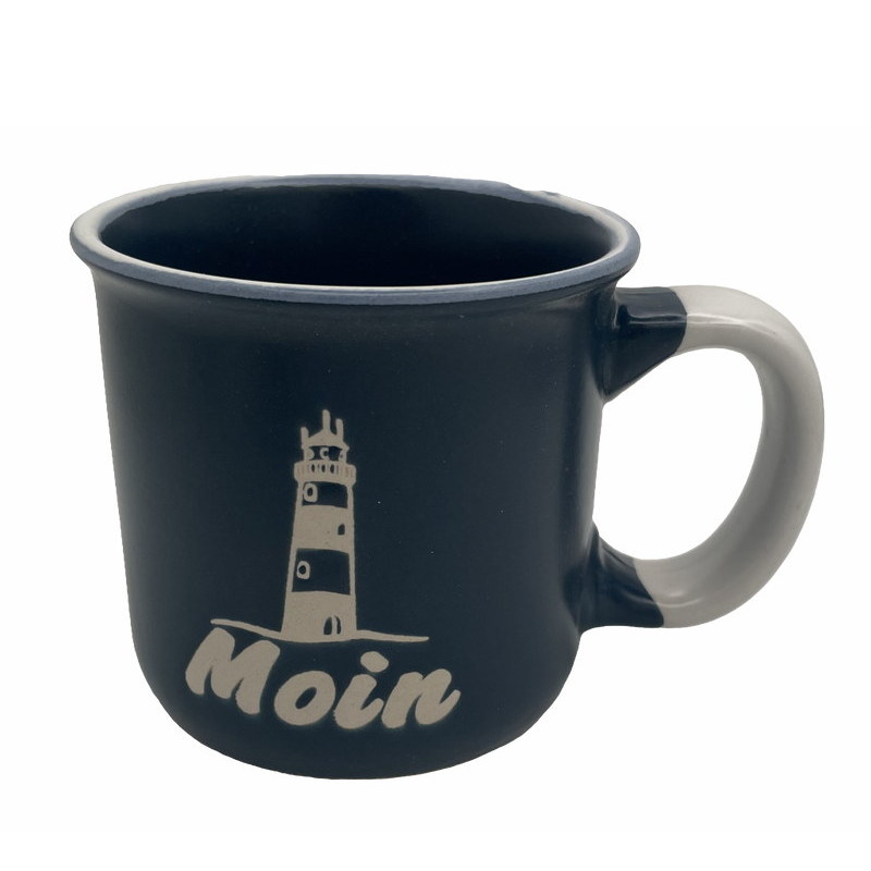 Blauer Keramikbecher mit weißem Leuchtturm und Moin‑Schriftzug im maritimen Stil